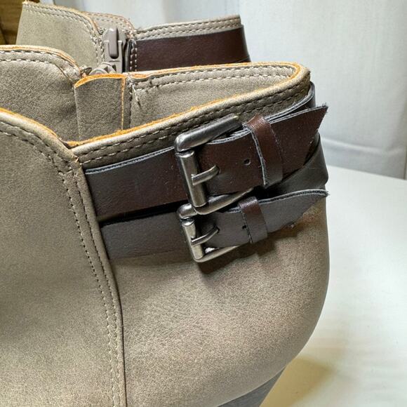 Sugar Ellie Taupe Block Heel Ankle Boots Women’s 9.5M Faux Leather Buckle Zip - Picture 7 of 13